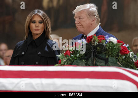 Washington, District of Columbia, USA. 3 Dez, 2018. Präsident Donald J. Trumpf und die erste Dame Melania Trump nehmen Sie sich einen Moment der Stille am Sarg mit dem Körper des ehemaligen US-Präsidenten George H.W. Bush in der Rotunde des US Capitol in Washington, DC, USA, 03. Dezember 2018. Bush, der 41. Präsident der Vereinigten Staaten (1989-1993), starb in seinem Houston, Texas, USA, Heimat von Familie und Freunden am 03. November 2018 umgeben. Der Körper wird liegen in Staat im Kapitol vor dem Washington National Cathedral für eine Trauerfeier verschoben wird. Credit: ZUMA Press, Inc./Alamy leben Nachrichten Stockfoto