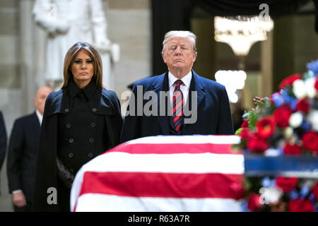 Washington, District of Columbia, USA. 3 Dez, 2018. US-Präsident Donald J. Trumpf (R) und seine Frau Melania (L), Pay Respekt zu ehemaligen Präsidenten George H.W. Bush, wie er liegt, in der Rotunde des US Capitol in Washington, DC, USA, 03. Dezember 2018. Präsident Bush starb im Alter von 94 Jahren am 30. November 2018; er war der 41. Präsident der Vereinigten Staaten (1989''" (1993). Credit: ZUMA Press, Inc./Alamy leben Nachrichten Stockfoto