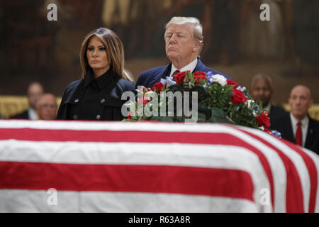 Washington, District of Columbia, USA. 3 Dez, 2018. Präsident Donald J. Trumpf und die erste Dame Melania Trump nehmen Sie sich einen Moment der Stille am Sarg mit dem Körper des ehemaligen US-Präsidenten George H.W. Bush in der Rotunde des US Capitol in Washington, DC, USA, 03. Dezember 2018. Bush, der 41. Präsident der Vereinigten Staaten (1989-1993), starb in seinem Houston, Texas, USA, Heimat von Familie und Freunden am 03. November 2018 umgeben. Der Körper wird liegen in Staat im Kapitol vor dem Washington National Cathedral für eine Trauerfeier verschoben wird. Credit: ZUMA Press, Inc./Alamy leben Nachrichten Stockfoto