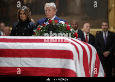 Washington, District of Columbia, USA. 3 Dez, 2018. Präsident Donald J. Trumpf und die erste Dame Melania Trump nehmen Sie sich einen Moment der Stille am Sarg mit dem Körper des ehemaligen US-Präsidenten George H.W. Bush in der Rotunde des US Capitol in Washington, DC, USA, 03. Dezember 2018. Bush, der 41. Präsident der Vereinigten Staaten (1989-1993), starb in seinem Houston, Texas, USA, Heimat von Familie und Freunden am 03. November 2018 umgeben. Der Körper wird liegen in Staat im Kapitol vor dem Washington National Cathedral für eine Trauerfeier verschoben wird. Credit: ZUMA Press, Inc./Alamy leben Nachrichten Stockfoto