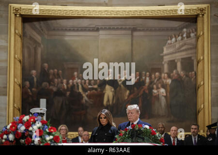 Washington, District of Columbia, USA. 3 Dez, 2018. Präsident Donald J. Trumpf und die erste Dame Melania Trump nehmen Sie sich einen Moment der Stille am Sarg mit dem Körper des ehemaligen US-Präsidenten George H.W. Bush in der Rotunde des US Capitol in Washington, DC, USA, 03. Dezember 2018. Bush, der 41. Präsident der Vereinigten Staaten (1989-1993), starb in seinem Houston, Texas, USA, Heimat von Familie und Freunden am 03. November 2018 umgeben. Der Körper wird liegen in Staat im Kapitol vor dem Washington National Cathedral für eine Trauerfeier verschoben wird. Credit: ZUMA Press, Inc./Alamy leben Nachrichten Stockfoto