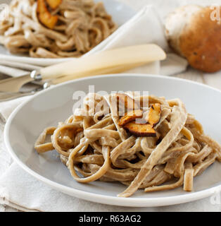 Vollkornbrot Tagliolini mit Pilze Steinpilze Stockfoto