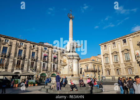 Die Menschen in der Nähe von Elefanten Brunnen (Fontana dell'Elefante) am Cathedral Square ruht. Catania, Sizilien, Italien Stockfoto