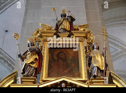 Der hl. Johannes der Täufer von den Statuen der Heiligen, Saint Henry Altar in der Kirche von St. Leodegar in Luzern, Schweiz, umgeben Stockfoto