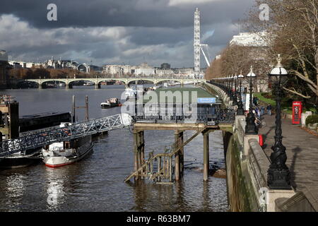 Blick auf das London Eye von Lambeth Brücke. Stockfoto