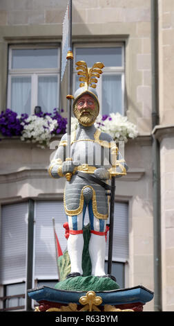 Ritter mit Fahne und ein Schwert von Fritschi Brunnen, im Jahr 1918 erbaut und zu einem legendären Charakter der Fasnacht in Luzern, Schweiz gewidmet Stockfoto