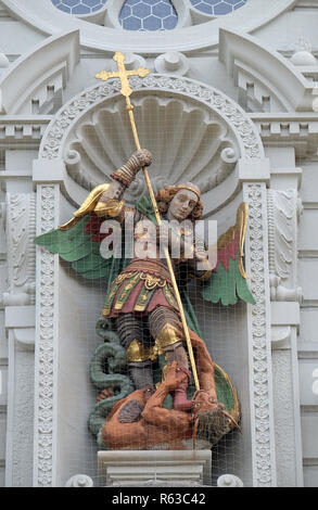 Saint Michael Slaying der Drache, Statue auf dem Portal der Kirche St. Leodegar in Luzern, Schweiz Stockfoto