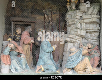 Jesus auf dem Ölberg, durch Annäherung an Soldaten und die Apostel, Portal der Kirche St. Leodegar in Luzern, Schweiz, umgeben Stockfoto