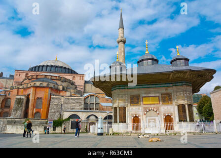 Die Hagia Sophia und der Brunnen von Sultan Ahmet III, Ayasofya Meydani, Fatih, Istanbul, Türkei, Eurasien Stockfoto