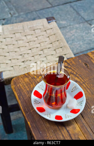 Caj, Tee in einem traditionellen tulip Glas, Beyoglu, Istanbul, Türkei, Eurasien Stockfoto