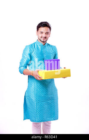 Inder in ethnischen Verschleiß und Holding Geschenk Box in der Hand, auf weißem Hintergrund Stockfoto