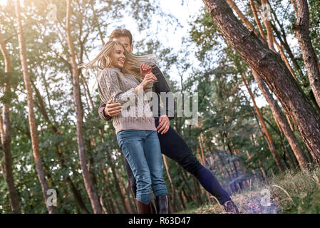 Junges Paar tanzen im Herbst Wald. Stockfoto