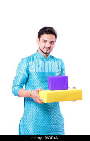 Inder in ethnischen Verschleiß und Holding Geschenk Box in der Hand, auf weißem Hintergrund Stockfoto