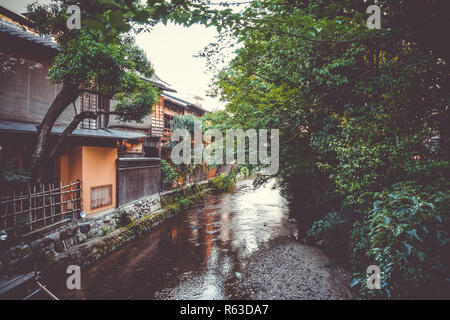 Traditionelle japanische Häuser auf Shirakawa Fluss, Gion Distrikt, Kyoto, Japan Stockfoto