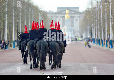 Household Cavalry - Blues und Royals - reiten Sie die Mall nach dem Ändern der Horse Guards (11:00) London, England, UK. Stockfoto