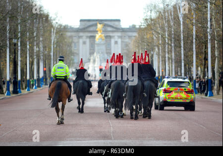 Household Cavalry - Blues und Royals - reiten Sie die Mall nach dem Ändern der Horse Guards (11 Uhr morgens) mit angebautem Polizeieskorte, London, En Stockfoto