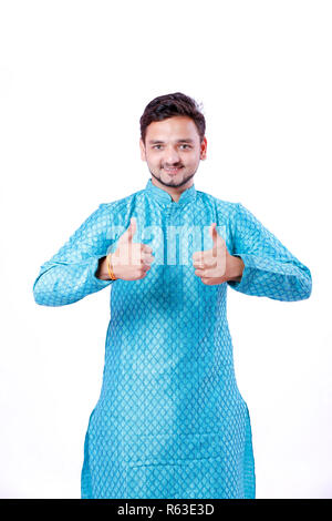 Junge Inder in der traditionellen Verschleiß thump angezeigt Stockfoto