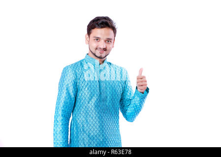 Junge Inder in der traditionellen Verschleiß thump angezeigt Stockfoto