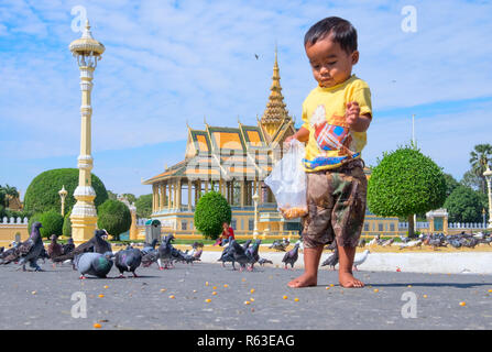 PHNOM PENH, Kambodscha - Januar 5, 2015: Ein kleines Kind vor einem buddhistischen Tempel Stockfoto