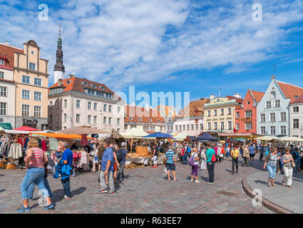 Marktstände auf Raekoja plats (Rathausplatz) in der historischen Altstadt (Vanalinn), Tallinn, Estland Stockfoto