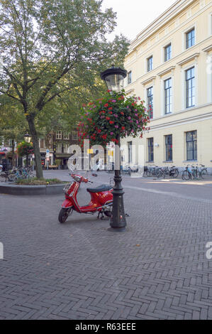 Utrecht, Niederlande, 07. Oktober 2018: Geparkten roten Motorrad an beliebte Clubs Square am Morgen Stockfoto