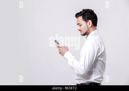 Junge Inder mit Mobile Stockfoto