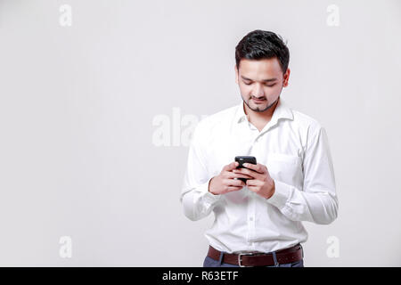 Junge Inder mit Mobile Stockfoto