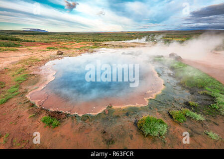 Der große Geysir, Island. Dieses Bild ist mit einer Drohne erschossen. Stockfoto