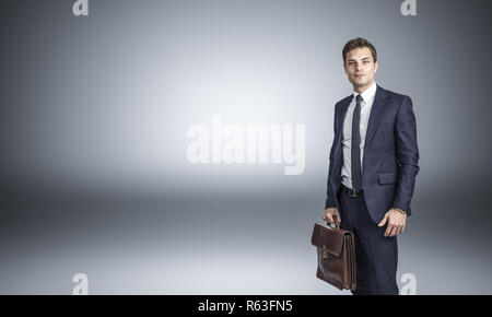 Zuversichtlich Geschäftsmann mit Handtasche portrait Stockfoto