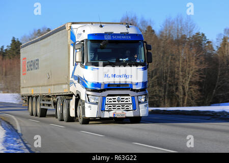 Salo, Finnland - 2. März, 2018: Blau und Weiß Renault Trucks T von Helmer Modig Oy zieht DB Schenker Anhänger auf der Straße bei hoher Geschwindigkeit an einem sonnigen Tag des Winters. Stockfoto