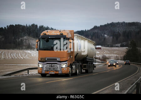 Salo, Finnland - Januar 13, 2018: Orange Renault Trucks T semi Tanker der RL-Trans Transporte laden entlang der Autobahn auf eine trübe, dunkle Winter Abend. Stockfoto