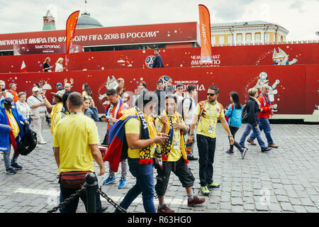 Moskau, Russland - 3. Juli 2018: Kolumbianische fans Wandern auf dem Roten Platz in Moskau während der FIFA WM 2018 in Russland Stockfoto