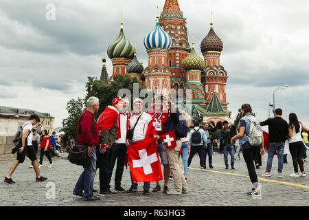 Moskau, Russland - 3. Juli 2018: Schweizer Fans fotografieren auf dem Roten Platz in Moskau während der FIFA WM 2018 in Russland Stockfoto