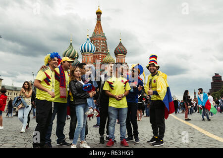 Moskau, Russland - 3. Juli 2018: Kolumbianische Fans fotografieren auf dem Roten Platz in Moskau während der FIFA WM 2018 in Russland Stockfoto