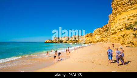 Touristen im Praia da Marinha in pre-Saison, Praia da Marinha, caramujeira, Algarve, Portugal Stockfoto