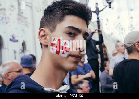 Moskau, Russland - 3. Juli 2018: Englisch Ventilator wandern in Moskau nach dem Sieg seiner Nationalmannschaft gegen Kolumbien in der FIFA Fußball-Weltmeisterschaft 2018 in Russland Stockfoto