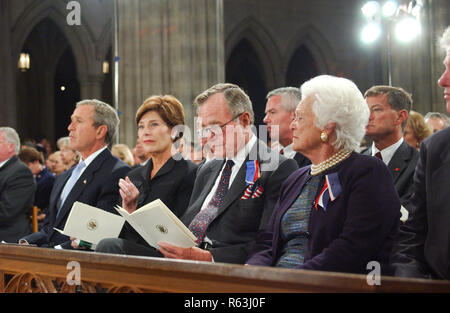 Washington DC, 14. September 2001: Der ehemalige Präsident George Bush nimmt an einem Gottesdienst für die Opfer und Überlebenden der Tragödie von 911 in der Washington National Cathedral Teil Stockfoto