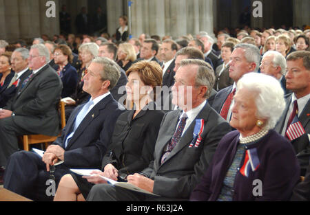 Washington DC, 14. September 2001: Der ehemalige Präsident George Bush nimmt an einem Gottesdienst für die Opfer und Überlebenden der Tragödie von 911 in der Washington National Cathedral Teil Stockfoto