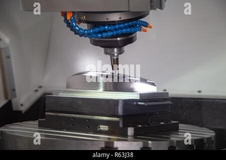 CNC-Fräsmaschine schneiden Werkstück, industriellen Bearbeitung Stockfoto