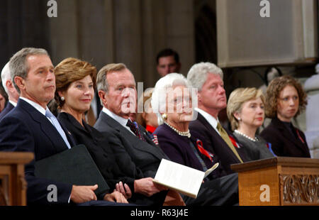 Washington DC, 14. September 2001: Der ehemalige Präsident George Bush nimmt an einem Gottesdienst für die Opfer und Überlebenden der Tragödie von 911 in der Washington National Cathedral Teil Stockfoto