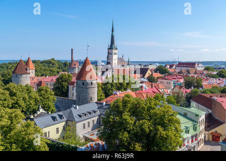 Tallinn, Estland. Blick über die Altstadt (Vanalinn) vom Patkuli Aussichtsplattform (patkuli Vaateplatvorm), Tallinn, Estland Stockfoto