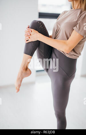 Junge Mädchen ihre Beine biegen und Vorbereitung zum Tanzen. Die flexiblen Tänzerin Beine. Nahaufnahme Seite 7/8-Foto Stockfoto