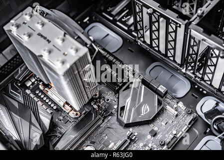 Neuer Prozessor Ryzen 7 2700X und Computer Motherboard Asus rog Fadenkreuz vii Held, Dd4 und NVIDIA GTX 1080. Stockfoto