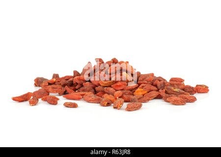 Menge ganze getrocknete rote Goji Beeren heap auf weißem Hintergrund Stockfoto