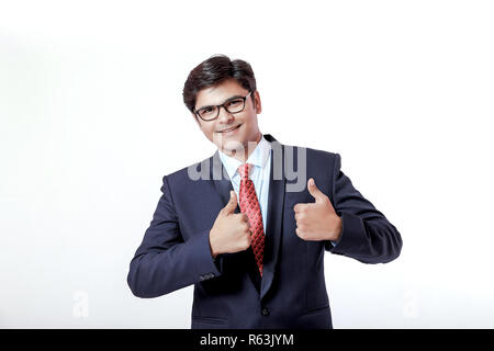 Junge indische Geschäftsmann mit Daumen hoch Stockfoto