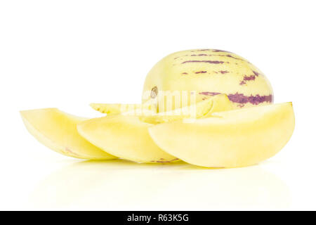 Gruppe von einem ganzen drei Scheiben Licht gelb gestreiften Pepino frische Melone auf weißem Hintergrund Stockfoto