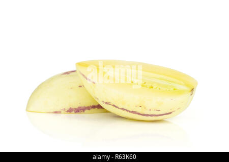 Gruppe von zwei Hälften von frischem Gestreifte pepino Melone auf weißem Hintergrund Stockfoto