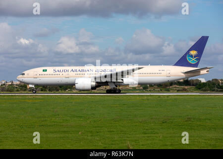 Saudi Arabian Airlines Boeing 777-268/ER (REG: HZ-AKQ) Abflug nach einer Abzweigung am Tag zuvor aufgrund technischer pro Stockfoto