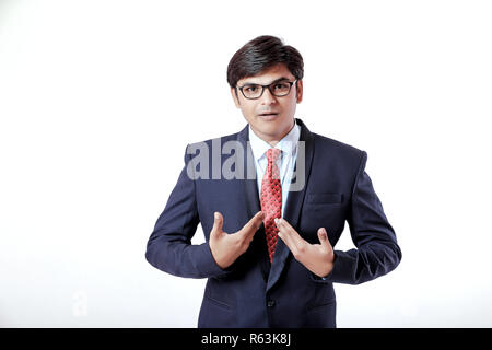 Junge indische Geschäftsmann auf weißem Hintergrund überrascht Stockfoto