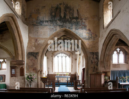 Das Urteil und die Kreuzigungsgruppe über dem Chorbogen in der Kirche des Hl. Johannes des Täufers, Hornton in Oxfordshire Stockfoto